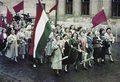 <h1>A PINK visszamenőleges május 1-jei jelszavai: Hajráf, Magyarország, hajráf, magyarok! - Te sötétben bujkáló, illegális gazdasági bevándorló, reszkess! - Éljen és virágozzék az örök és megbonthatatlan Fidesz – Baltás barát! - Üzenjük a brüsszeli bürokratáknak: nem eszünk gyurmát! - Több tolmácsot Vida Ildikónak - Több tiszteletet a Quaestor tulajdonosainak, el a kezekkel Tarsoly Csabától és társaitól! - Az illusztráció forrása: Fortepan.hu</h1>-