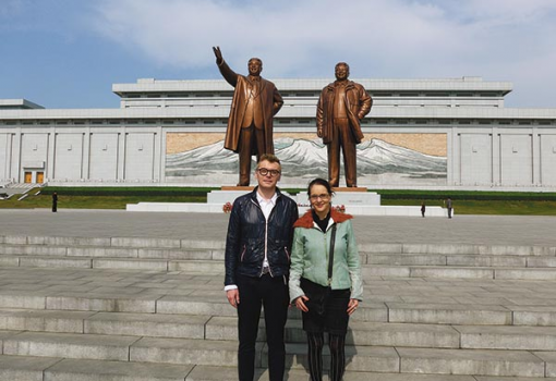 <h1>A propaganda és valós múzeumi tárlatok szerint az észak-koreaiak úgy tudják, az ’50-es évekbeli háborút ők nyerték meg a sátáni amerikaiak és dél-koreaiak ellen. Képünkön: Izsák Sípos Szilárd és Karafiáth Orsolya - Forrás: Karafiáth Orsolya</h1>-